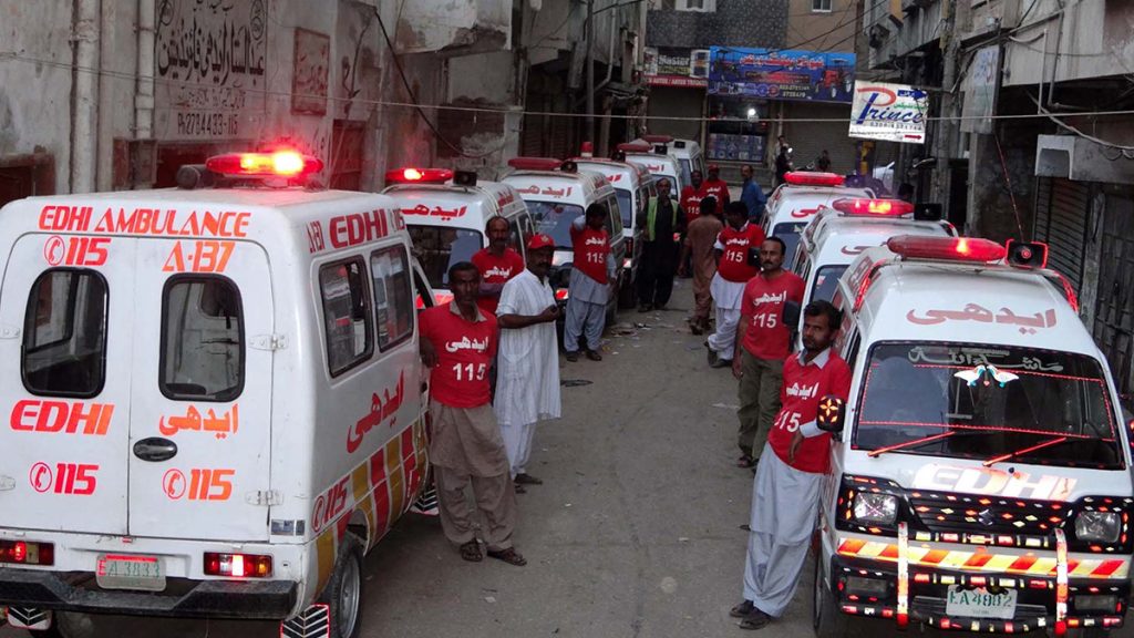 Karachi-Oil-Tanker-Crash-13-Dead-After-Tanker-Overturns-on-Passenger-Van-1024x576
